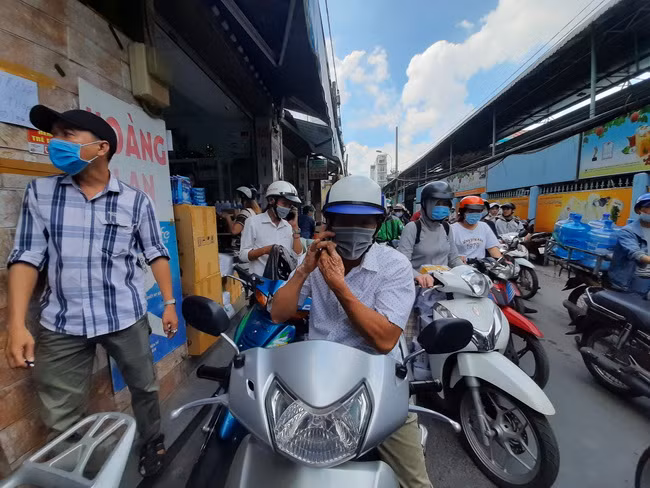 TP.HCM: Nhiều người "đổ xô" tìm mua khẩu trang khiến hết hàng, tăng giá ảnh 7