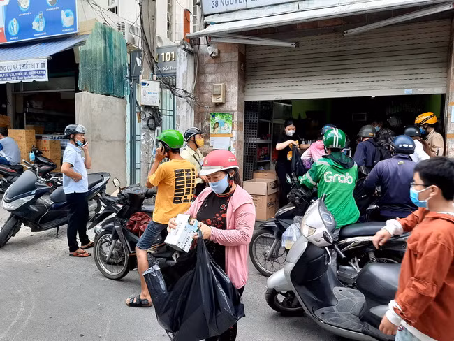 TP.HCM: Nhiều người "đổ xô" tìm mua khẩu trang khiến hết hàng, tăng giá ảnh 6