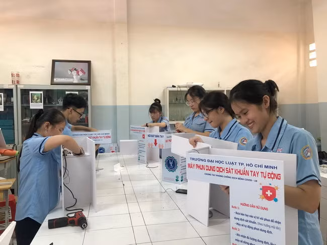 TP.HCM: Khen thưởng nhóm học sinh lớp 9 sáng chế máy phun sát khuẩn tự động ảnh 5