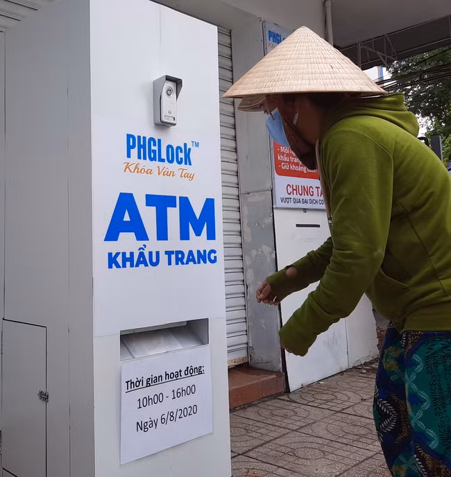 Người Sài Gòn xúc động khi có "ATM khẩu trang" miễn phí ảnh 9