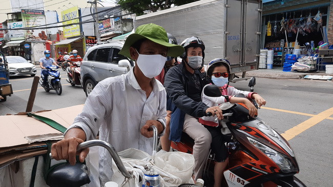 TP.HCM: Nhiều người "đổ xô" tìm mua khẩu trang khiến hết hàng, tăng giá ảnh 3 TP.HCM: Nhiều người "đổ xô" tìm mua khẩu trang khiến hết hàng, tăng giá ảnh 3