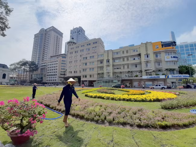 Không gian hiếm gặp ở Sài Gòn trước lễ 30/4 ảnh 4