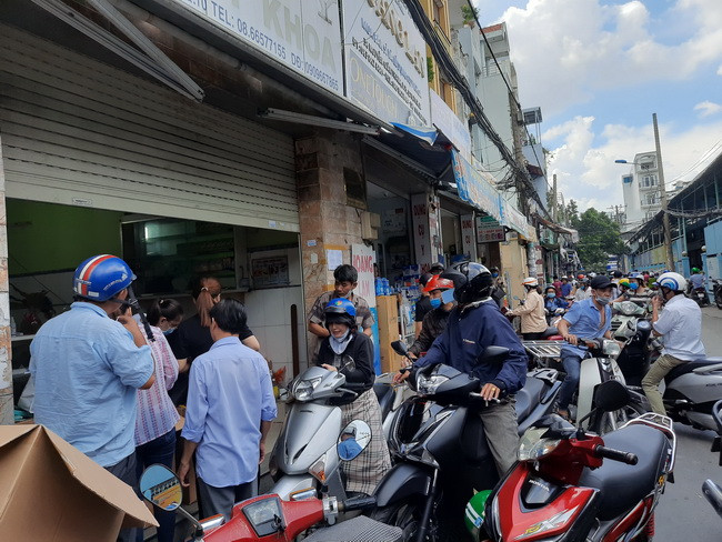 TP.HCM: Nhiều người "đổ xô" tìm mua khẩu trang khiến hết hàng, tăng giá ảnh 1 TP.HCM: Nhiều người "đổ xô" tìm mua khẩu trang khiến hết hàng, tăng giá ảnh 1
