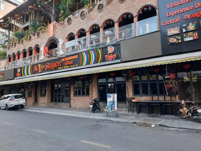 Không gian hiếm gặp ở Sài Gòn trước lễ 30/4 ảnh 10