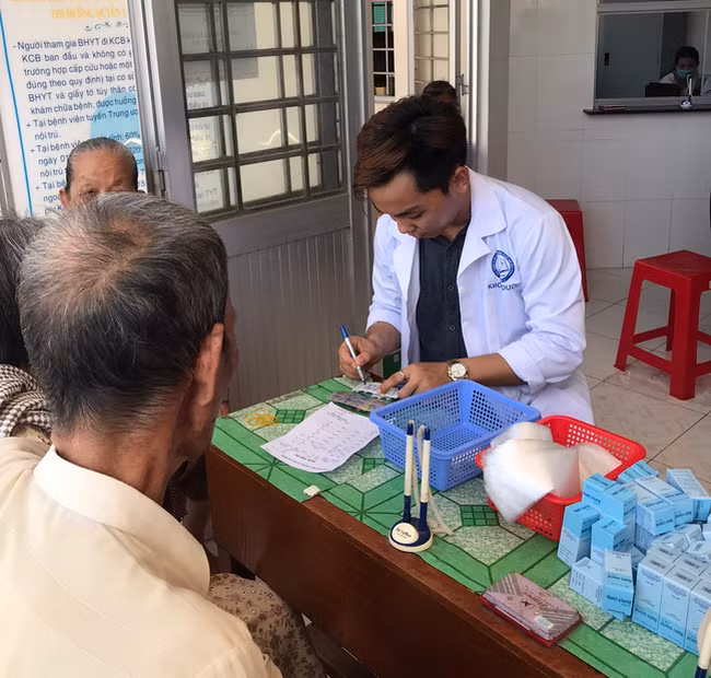 Đoàn bác sĩ trẻ tình nguyện khám và phát quà cho 600 người dân Bến Tre ảnh 5