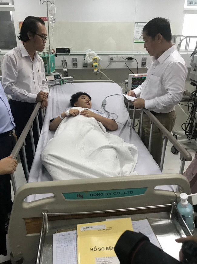 Điều trị tích cực các em học sinh bị thương do cây phượng đè trúng ảnh 2 Điều trị tích cực các em học sinh bị thương do cây phượng đè trúng ảnh 2