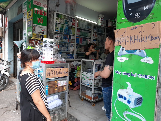 TP.HCM: Nhiều người "đổ xô" tìm mua khẩu trang khiến hết hàng, tăng giá ảnh 5 TP.HCM: Nhiều người "đổ xô" tìm mua khẩu trang khiến hết hàng, tăng giá ảnh 5