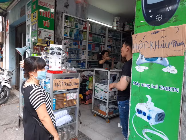 TP.HCM: Nhiều người "đổ xô" tìm mua khẩu trang khiến hết hàng, tăng giá ảnh 5