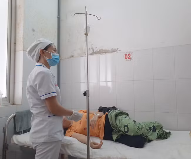 Long An: Phụ huynh xông vào lớp đánh cô giáo bị phạt 2,5 triệu đồng ảnh 1