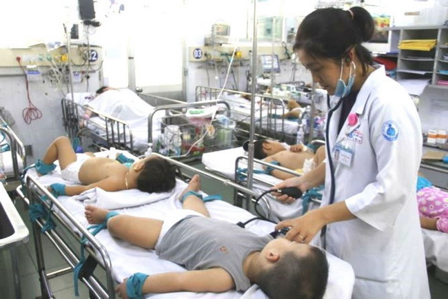 TP.HCM: Bệnh nhân khám sốt xuất huyết và tay chân miệng tăng nhanh TP.HCM: Bệnh nhân khám sốt xuất huyết và tay chân miệng tăng nhanh