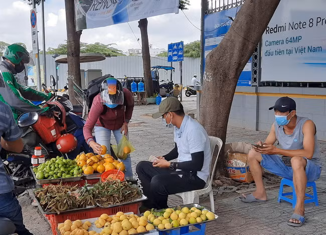 TP.HCM xử phạt người không đeo khẩu trang nơi công cộng ảnh 1