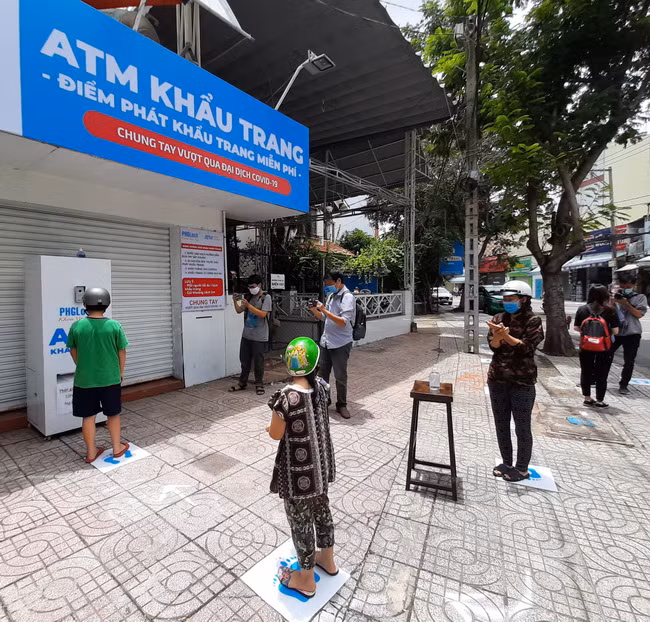 Người Sài Gòn xúc động khi có "ATM khẩu trang" miễn phí ảnh 13