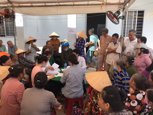 Đoàn bác sĩ trẻ tình nguyện khám và phát quà cho 600 người dân Bến Tre ảnh 4