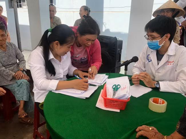 Đoàn bác sĩ trẻ tình nguyện khám và phát quà cho 600 người dân Bến Tre ảnh 6