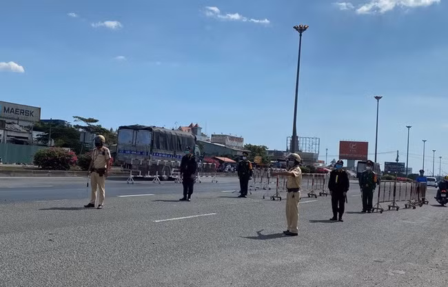 TP.HCM đồng loạt ra quân lập 62 chốt, trạm kiểm tra chống dịch Covid-19 ảnh 1