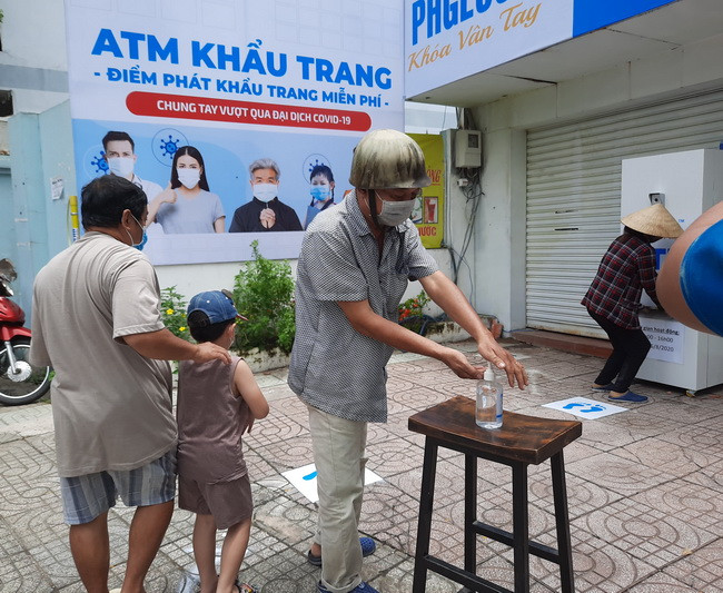 Người Sài Gòn xúc động khi có "ATM khẩu trang" miễn phí ảnh 3