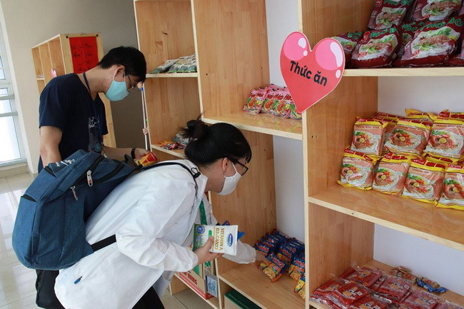 "Góc sẻ chia" lan tỏa tình yêu thương tới sinh viên có hoàn cảnh khó khăn ảnh 5 "Góc sẻ chia" lan tỏa tình yêu thương tới sinh viên có hoàn cảnh khó khăn ảnh 5