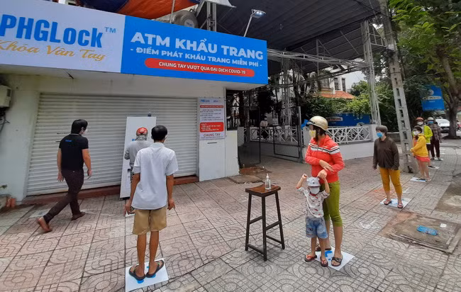 Người Sài Gòn xúc động khi có "ATM khẩu trang" miễn phí ảnh 2