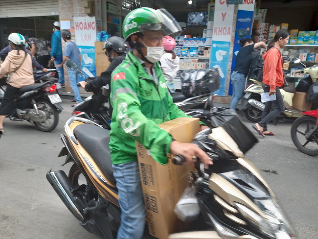 TP.HCM: Nhiều người "đổ xô" tìm mua khẩu trang khiến hết hàng, tăng giá ảnh 4 TP.HCM: Nhiều người "đổ xô" tìm mua khẩu trang khiến hết hàng, tăng giá ảnh 4