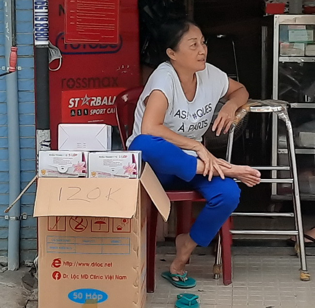 TP.HCM: Nhiều người "đổ xô" tìm mua khẩu trang khiến hết hàng, tăng giá ảnh 10 TP.HCM: Nhiều người "đổ xô" tìm mua khẩu trang khiến hết hàng, tăng giá ảnh 10