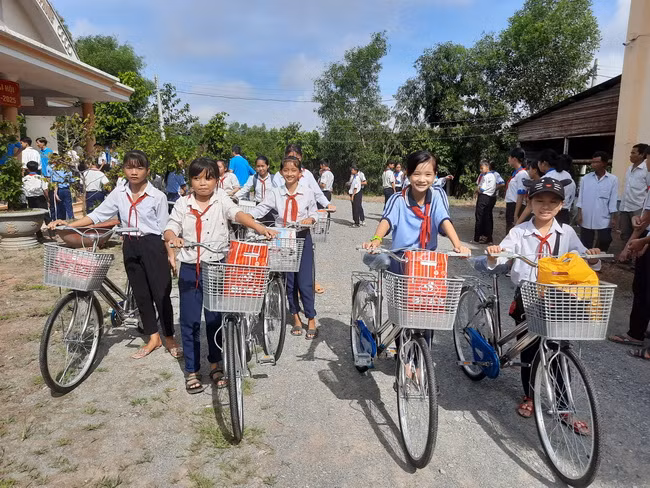 Tặng 61 xe đạp cho học sinh nghèo vượt khó tỉnh Long An ảnh 5