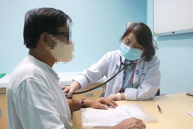 Bác sĩ khuyến cáo chăm sóc sức khỏe cho người cao tuổi trong mùa dịch Covid-19