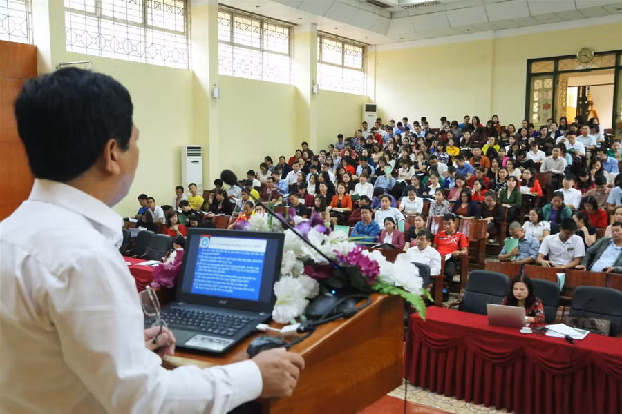 Gấp rút bồi dưỡng giáo viên dạy SGK lớp 1 mới ảnh 1