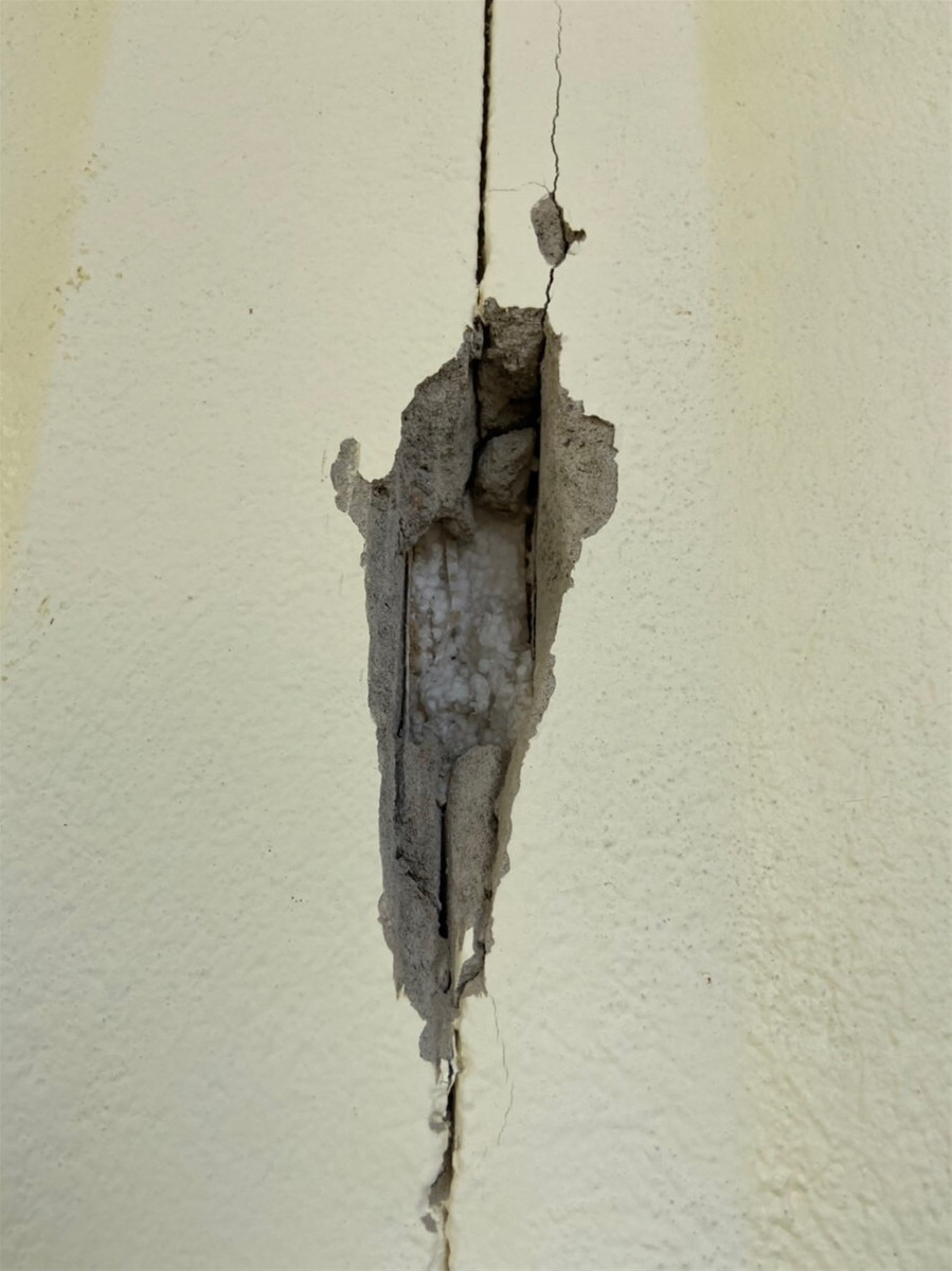 Công trình trường học chưa bàn giao đã nứt nẻ ở Hà Tĩnh: Do dùng gạch không nung? ảnh 1