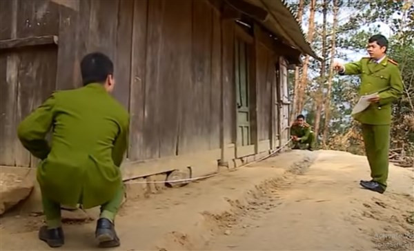 Công an khám nghiệm hiện trường. Công an khám nghiệm hiện trường.