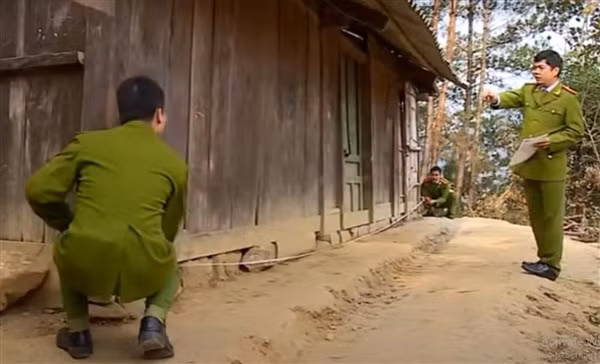 Công an khám nghiệm hiện trường.