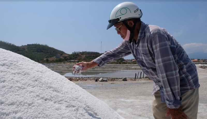 Ông Năm Hổ tự hào vì muối của ông trắng bung như bạc. Ông Năm Hổ tự hào vì muối của ông trắng bung như bạc.