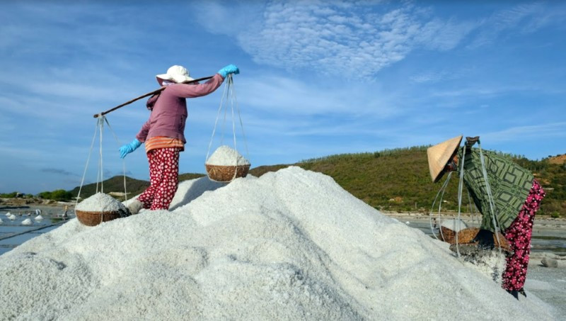 Trang phục đặc trưng của người phụ nữ gánh muối. Trang phục đặc trưng của người phụ nữ gánh muối.