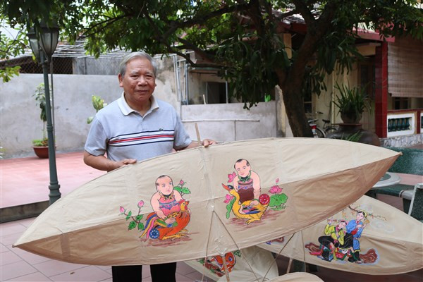 Nghệ nhân Nguyễn Hữu Kiêm đưa những bức tranh dân gian lên cánh diều.