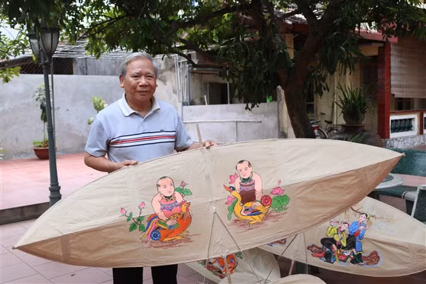 Nghệ nhân Nguyễn Hữu Kiêm đưa những bức tranh dân gian lên cánh diều.