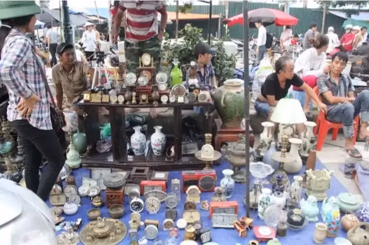 Rất nhiều mặt hàng cũ - cổ được bày bán tại chợ.