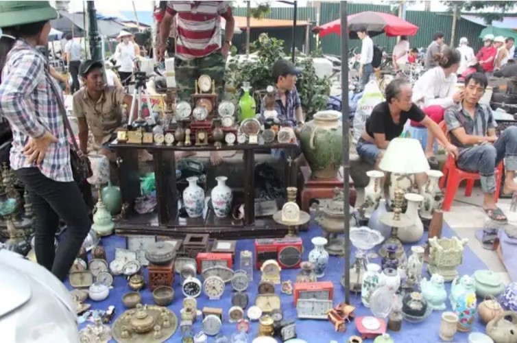 Rất nhiều mặt hàng cũ - cổ được bày bán tại chợ. Rất nhiều mặt hàng cũ - cổ được bày bán tại chợ.