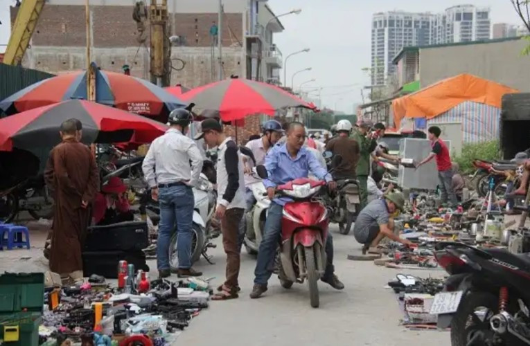 Chợ phiên họp các ngày 5, 10, 15, 20, 25 và 30 âm lịch. Chợ phiên họp các ngày 5, 10, 15, 20, 25 và 30 âm lịch.