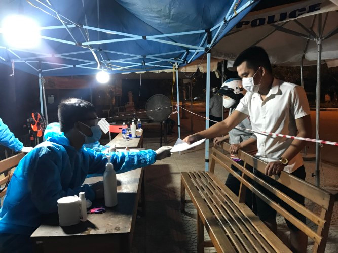 “Giấu” gia đình đi chống dịch ảnh 1