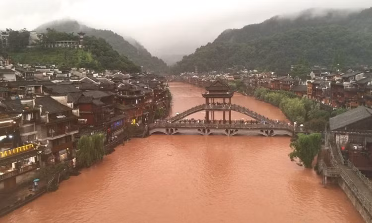 Phượng Hoàng cổ trấn ngập trong biển nước đục ngầu giữa mưa lũ ở TQ