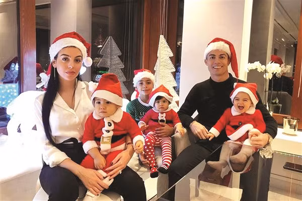 Ronaldo bên bạn gái Georgina Rodriguez và các con.