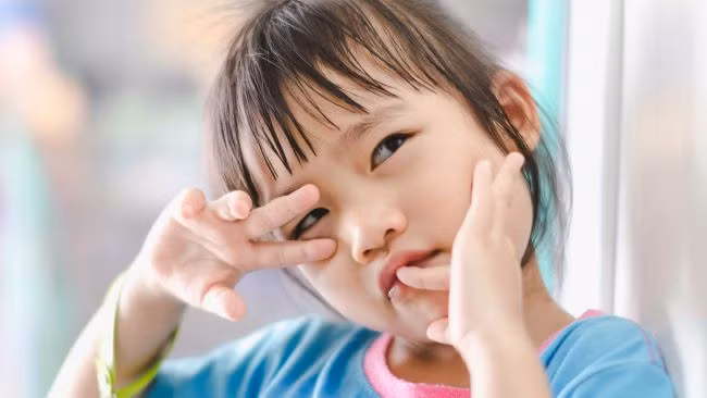 Vì sao chúng ta không thể ngừng chạm tay lên mặt?