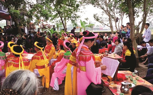 Người dân vui mừng kéo về đình đón sắc phong.