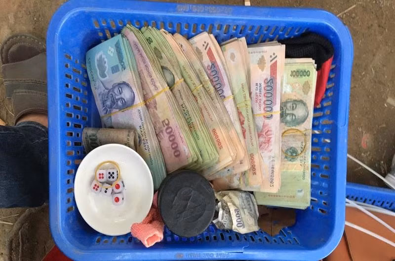 Công an Đồng Nai bao vây, bắt giữ 130 đối tượng đánh bạc trong vườn điều ảnh 1