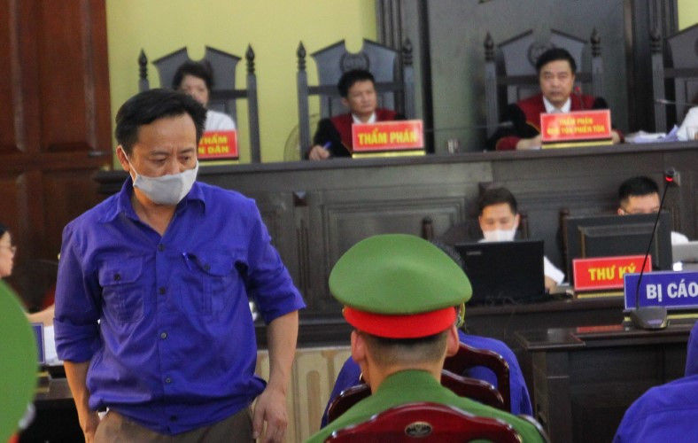 Nguyễn Minh Khoa phủ nhận số tiền 1 tỷ đồng đã đưa cho Huynh để nhờ xem điểm. Nguyễn Minh Khoa phủ nhận số tiền 1 tỷ đồng đã đưa cho Huynh để nhờ xem điểm.