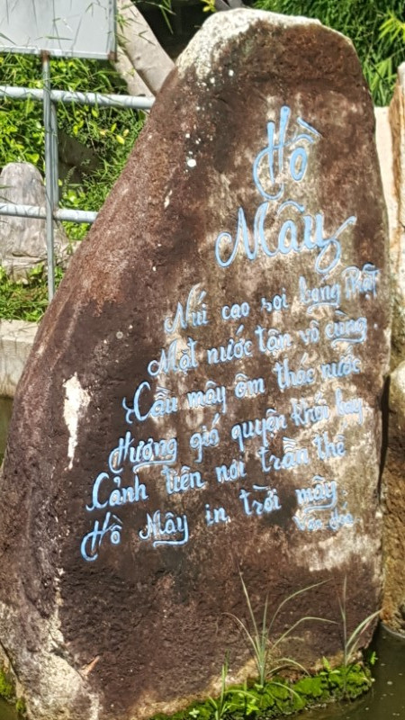 Người giáo viên, cựu binh in thơ lên đá ảnh 1 Người giáo viên, cựu binh in thơ lên đá ảnh 1