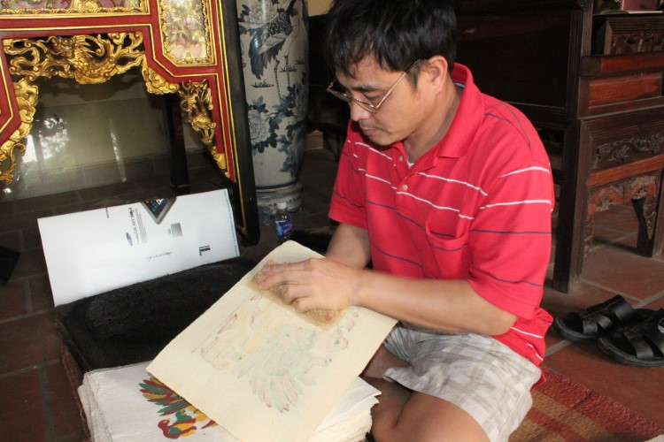 Dập màu trên giấy điệp.