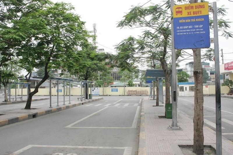 Bến xe Hà Nội đồng loạt “cửa đóng then cài” ngày đầu cách ly toàn xã hội ảnh 4