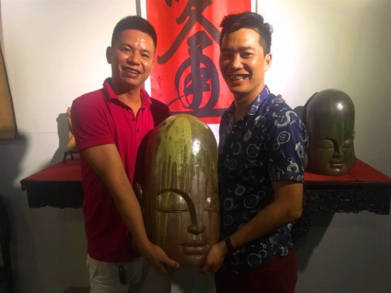 Họa sĩ Nguyễn Tuấn (bên phải) là người thành công nhất trong dòng gốm Phật.