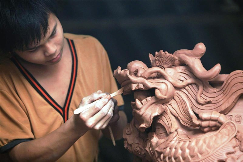 Chàng trai trẻ “lạc mình” trong gốm Phật ảnh 1 Chàng trai trẻ “lạc mình” trong gốm Phật ảnh 1