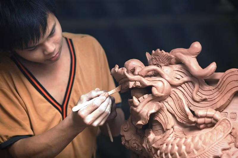 Chàng trai trẻ “lạc mình” trong gốm Phật ảnh 1